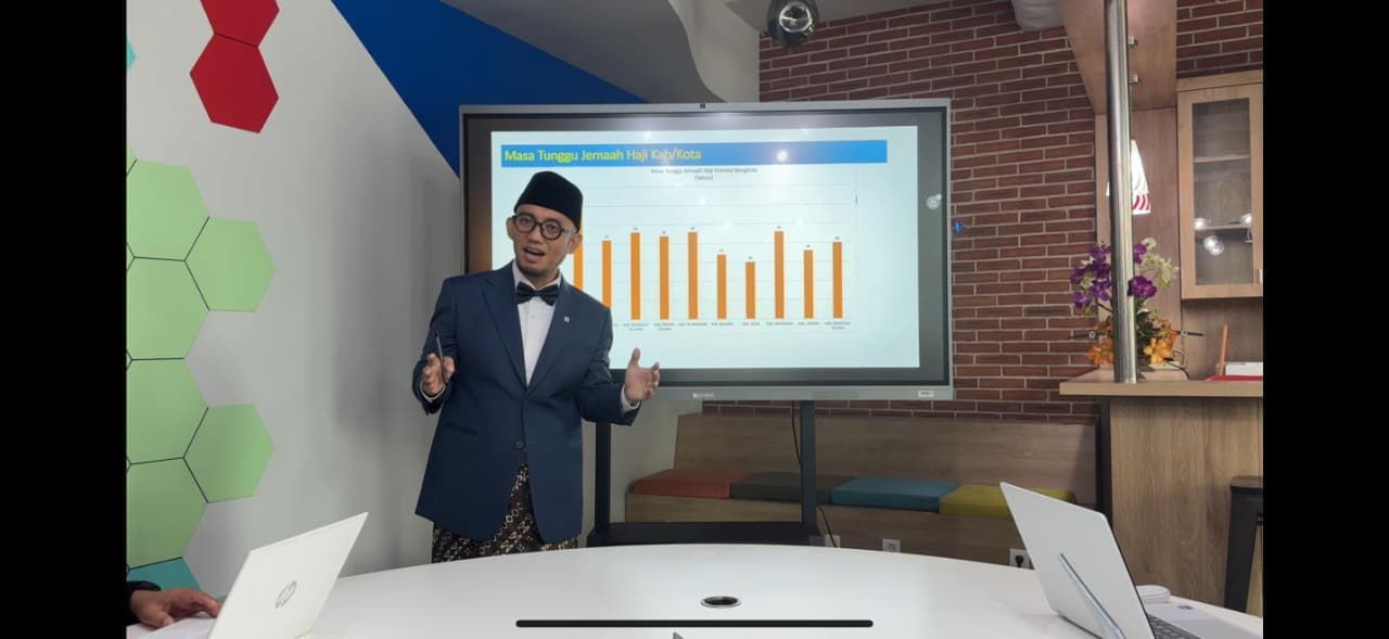 ANTREAN 26 TAHUN: Wamenhaj Dahnil Anzar Simanjuntak memberikan penjelasan tentang skema baru penetapan kuota haji 2026 di Jakarta pada Kamis (20/11) malam.