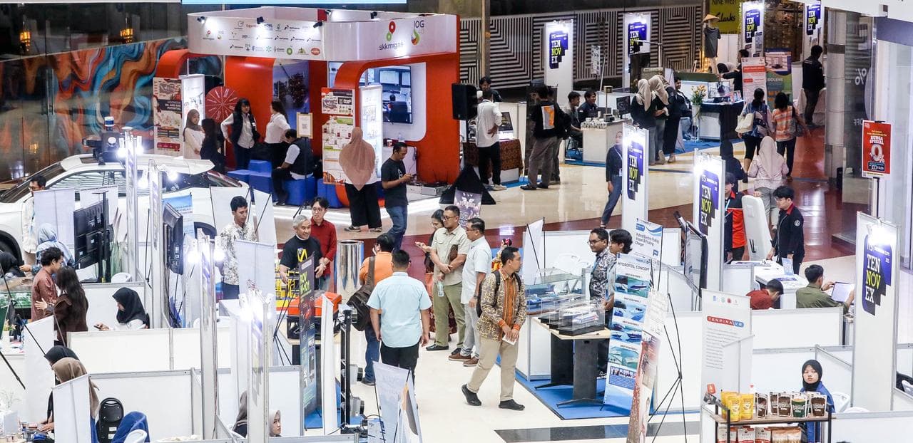 TERBUKA UNTUK UMUM: Suasana pameran teknologi Tennovex 2025 yang digelar ITS di Grand City, Kamis (6/11). Total ada 66 stan yang memamerkan beragam inovasi.