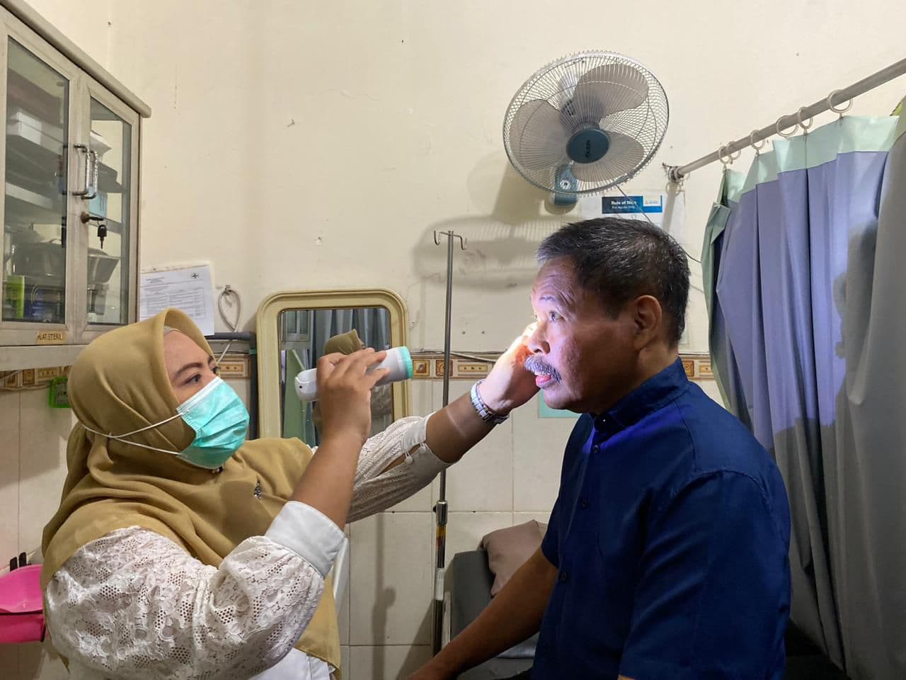 TAHAP AWAL: Salah seorang CJH menjalani pemeriksaan di puskesmas. Proses ini merupakan bagian dari pemenuhan syarat kesehatan agar bisa berangkat haji tahun depan.