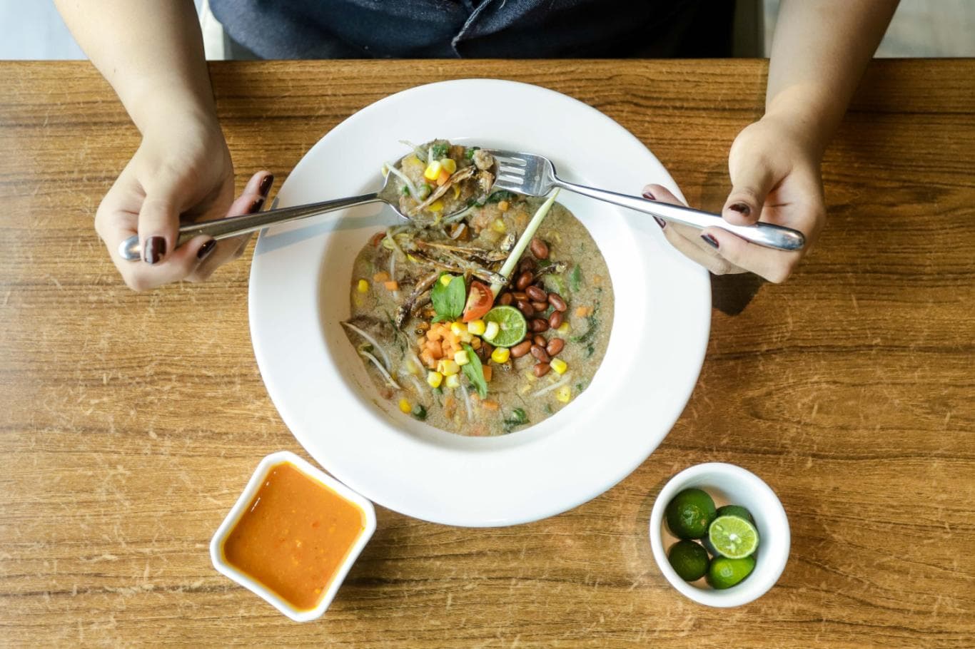 MIRIP BUBUR MANADO: Isi bubbor paddas melimpah. Ada potongan kangkung, taoge, jagung, pakis, oyong, wortel, daging, teri jengki, dan kacang panjang yang dicampur jadi satu.