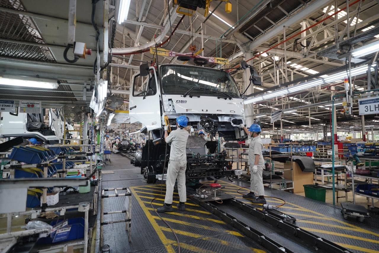 ANGKUTAN BARANG: Proses perakitan kendaraan niaga Mitsubishi Fuso di pabrik PT Krama Yudha Ratu Motor, Cakung, Jakarta Timur.
