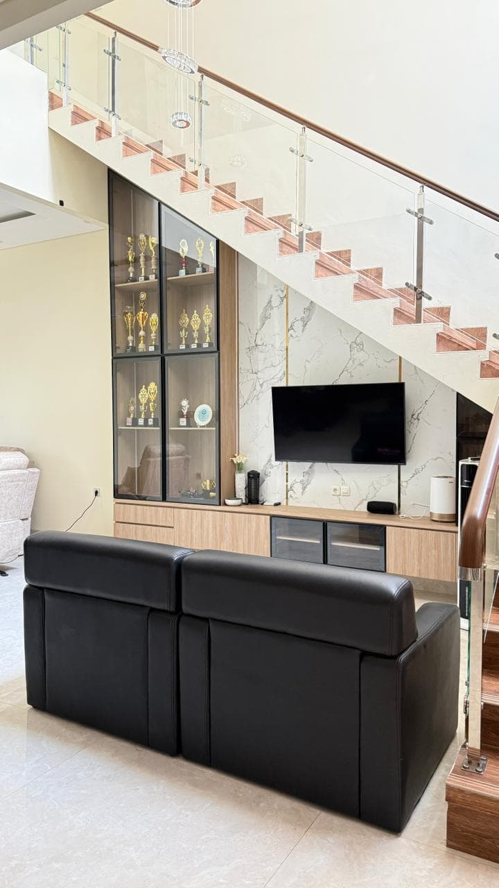 FUNGSIONAL: Area bawah tangga dimanfatkan untuk tempat menonton televisi.