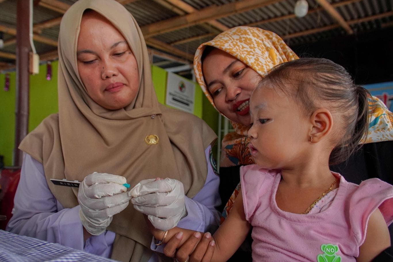 DETEKSI DINI: Petugas kesehatan memeriksa gula darah anak di Posyandu Desa Labruk Kidul, Lumajang, pada awal November lalu. Kegiatan ini merupakan upaya deteksi dini risiko stunting terhadap anak.