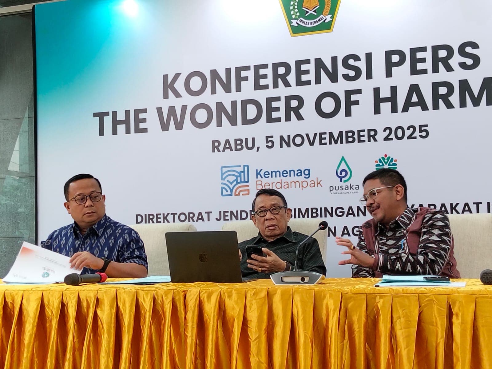 BERI PENJELASAN: Dirjen Bimas Islam Kemenag Abu Rohmad (kanan) dalam paparan The Wonder of Harmony di Jakarta (5/11).