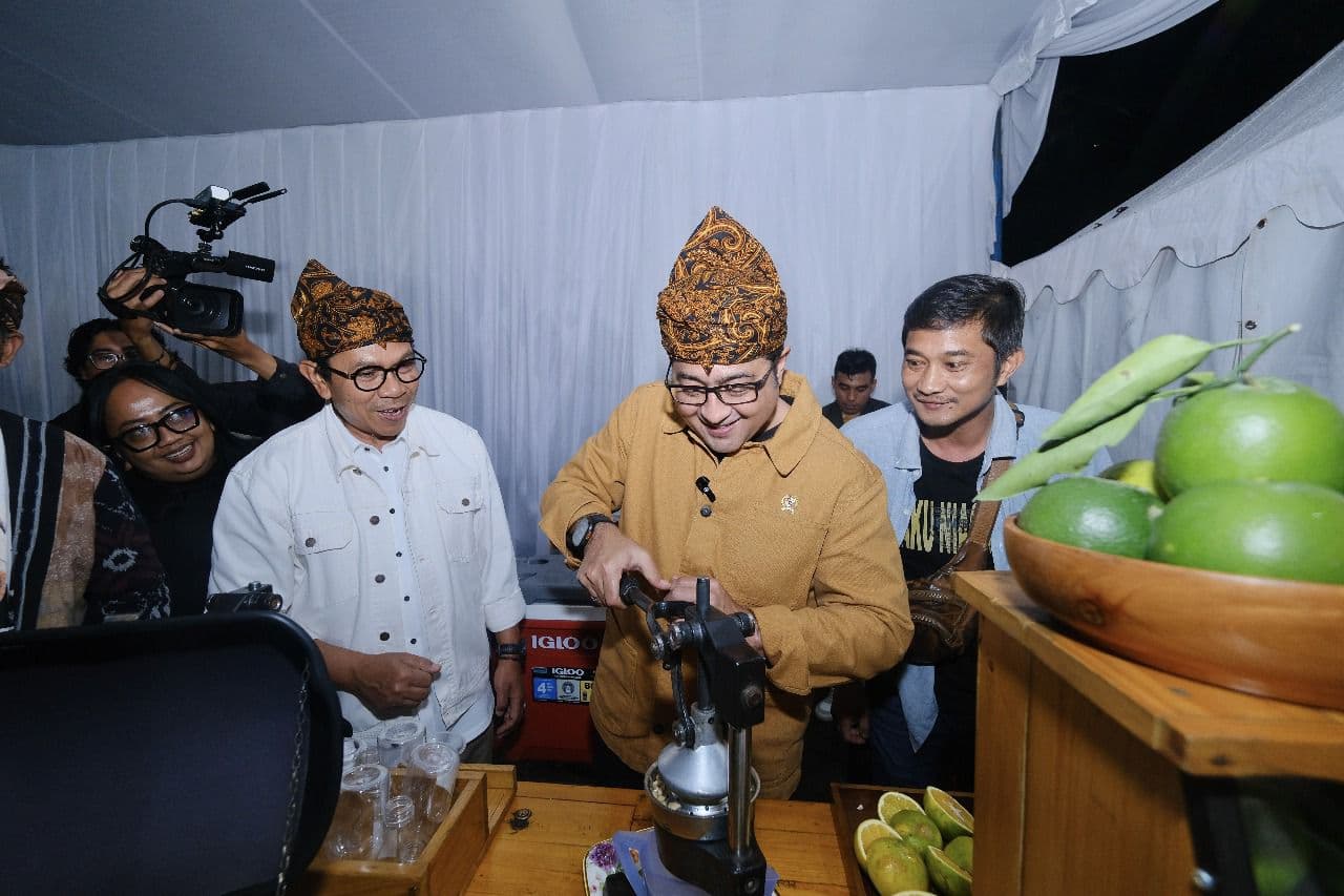 GELIAT EKONOMI KREATIF: Menteri Ekonomi Kreatif/Kepala Badan Ekonomi Kreatif Teuku Riefky Harsya (tengah) mendorong daerah sebagai penggerak ekonomi kreatif nasional