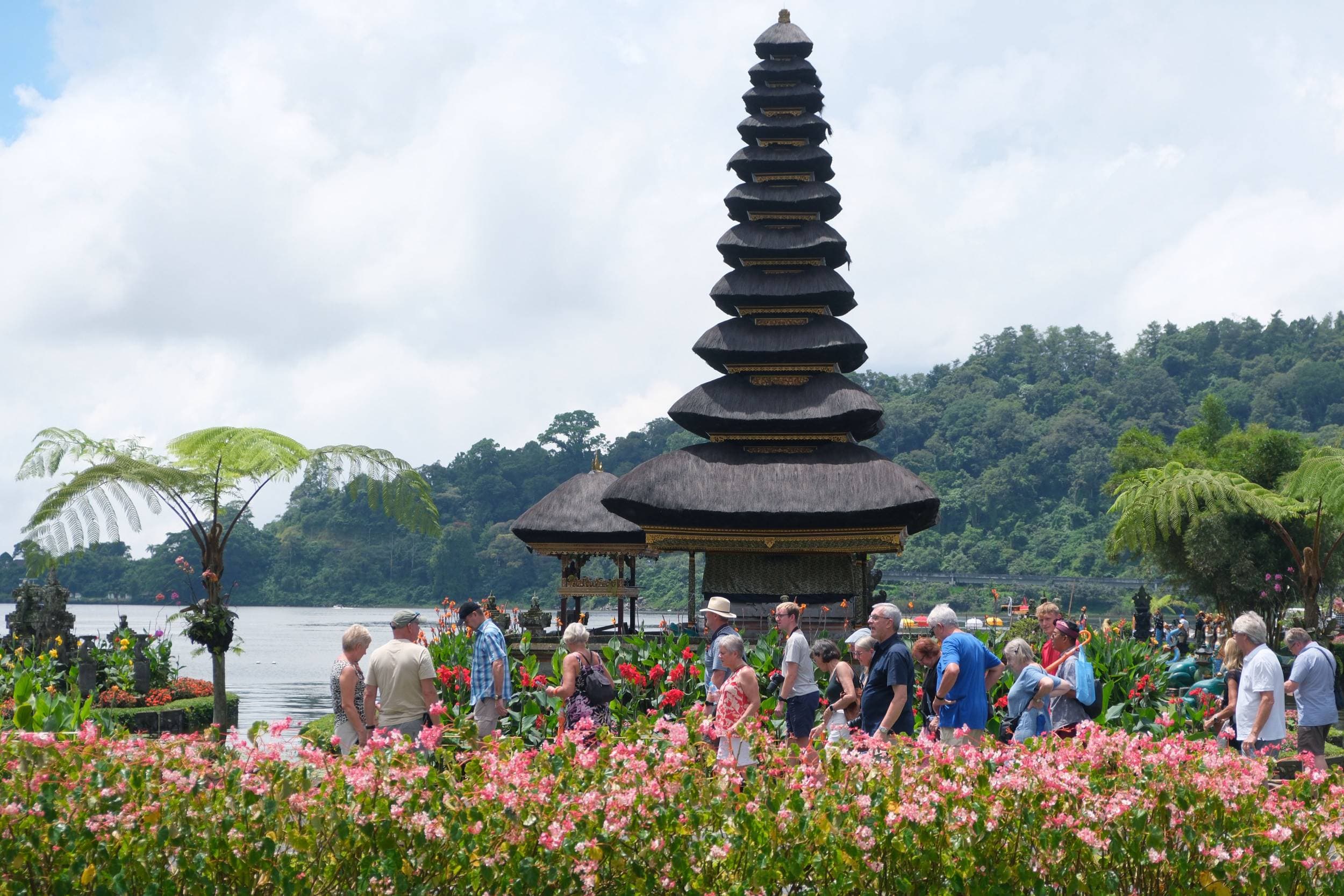 SIMBOL KEBANGGAAN: Rombongan wisatawan mancanegara berkerumun di depan pura utama di area Daya Tarik Wisata (DTW) Ulun Danu Beratan, Tabanan, Bali.