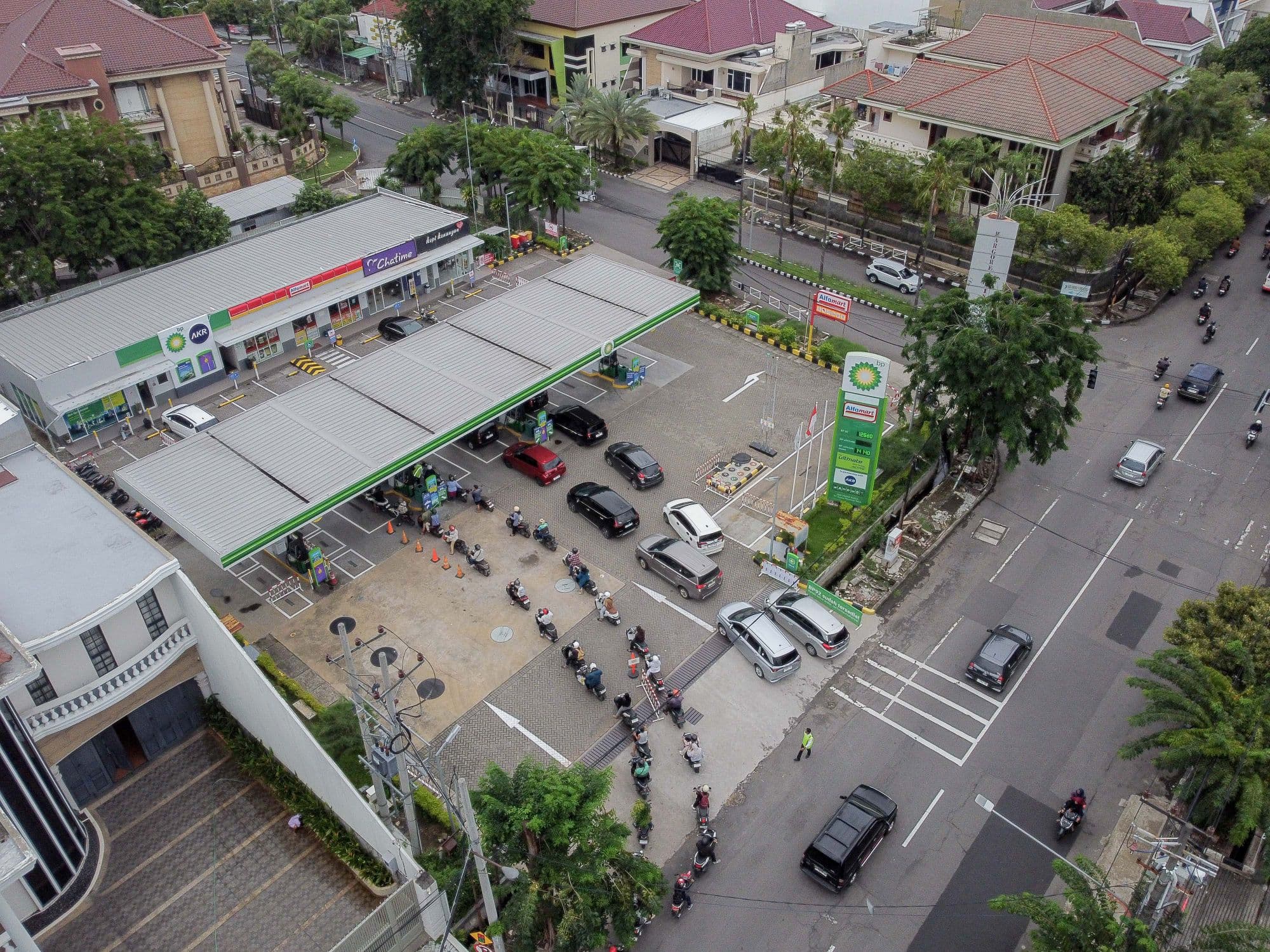 DEMI KUALITAS: Kendaraan mengisi BBM di SPBU BP Jalan Margorejo, Surabaya, kemarin (11/11). Banyak pengendara motor maupun mobil yang rela mengantre di SPBU swasta karena kualitasnya dinilai lebih bagus.