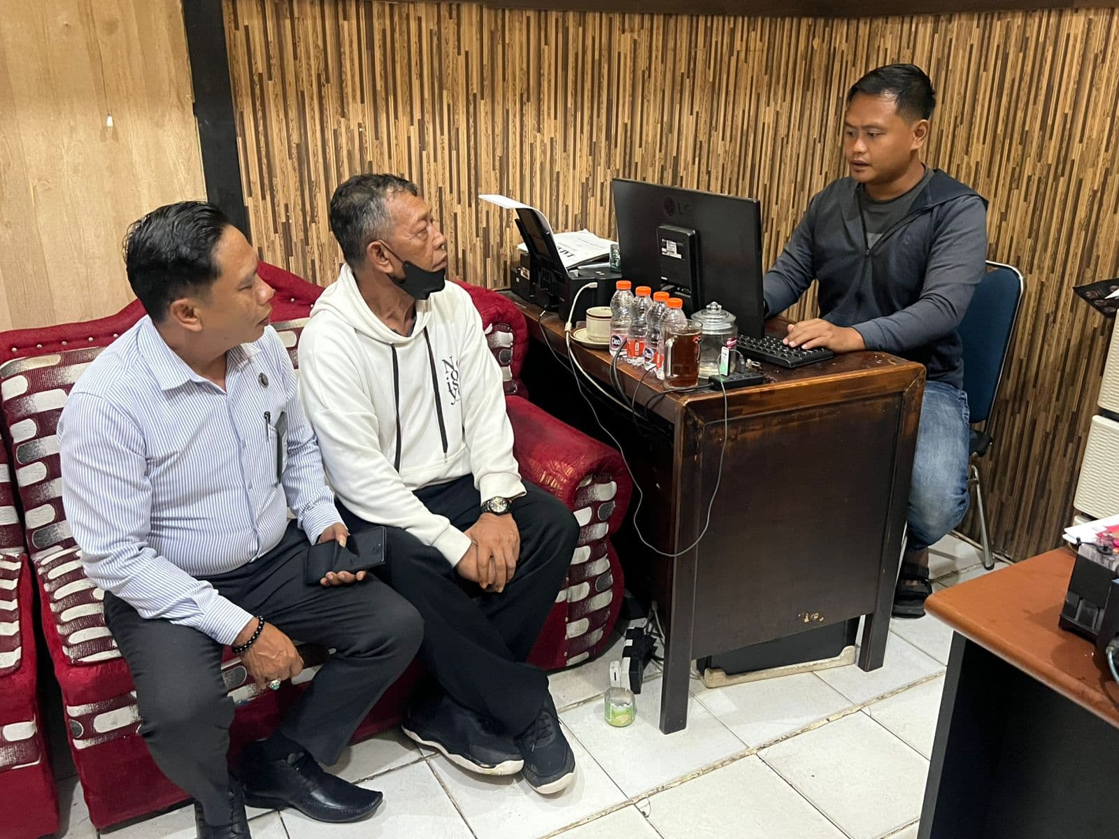 DATANG JUGA: Tarman saat diperiksa penyidik Polres Pacitan pada Rabu (5/11) malam.