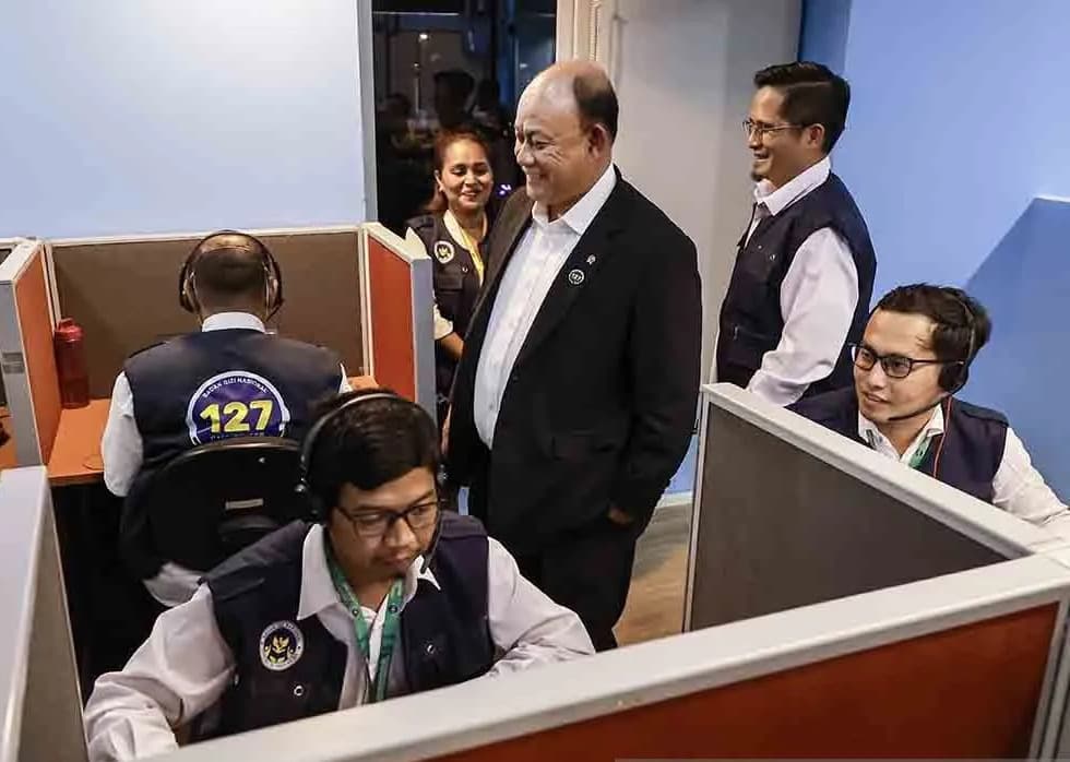 SIAGA: Dadan Hindayana (tiga dari kanan) mengunjungi ruang Call CenterSAGI 127