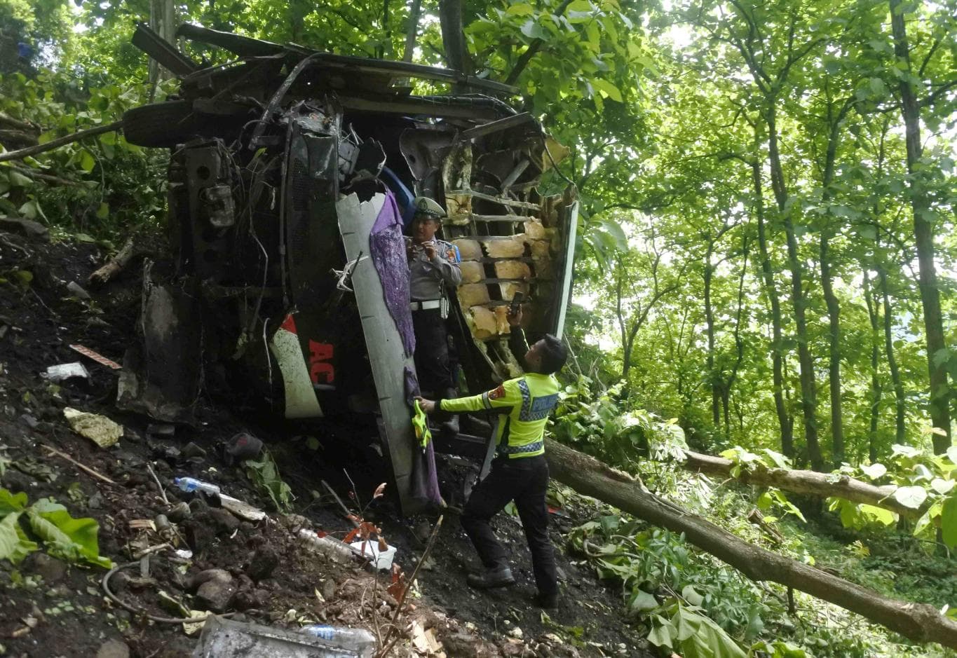 Bus Terjun ke Jurang Arak-arak Bondowoso-Situbondo, Tujuh Penumpang Luka-Luka