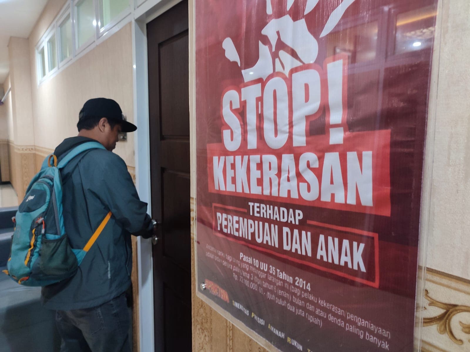 PENDALAMAN: Terduga pelaku pelecehan terhadap anak kandung, FR, menjalani pemeriksaan di ruang Unit Perlindungan Perempuan dan Anak (PPA) Satreskrim Polres Gresik secara tertutup kemarin (10/11).