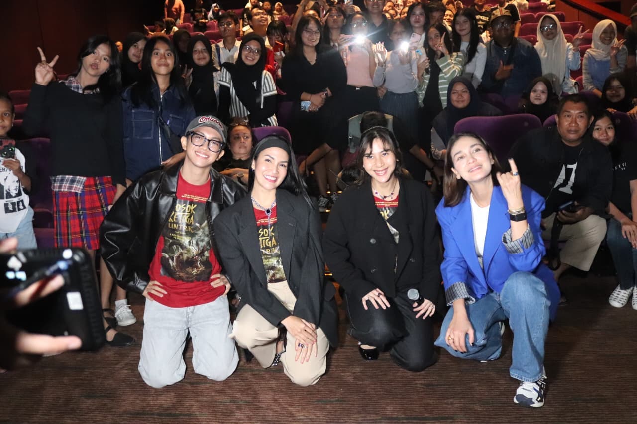 Dari kiri, Saputra Kori, Aulia Sarah, Adinda Thomas, dan Luna Maya dalam gala premiere di studio XXI Royal Plaza Surabaya, Rabu (5/11).