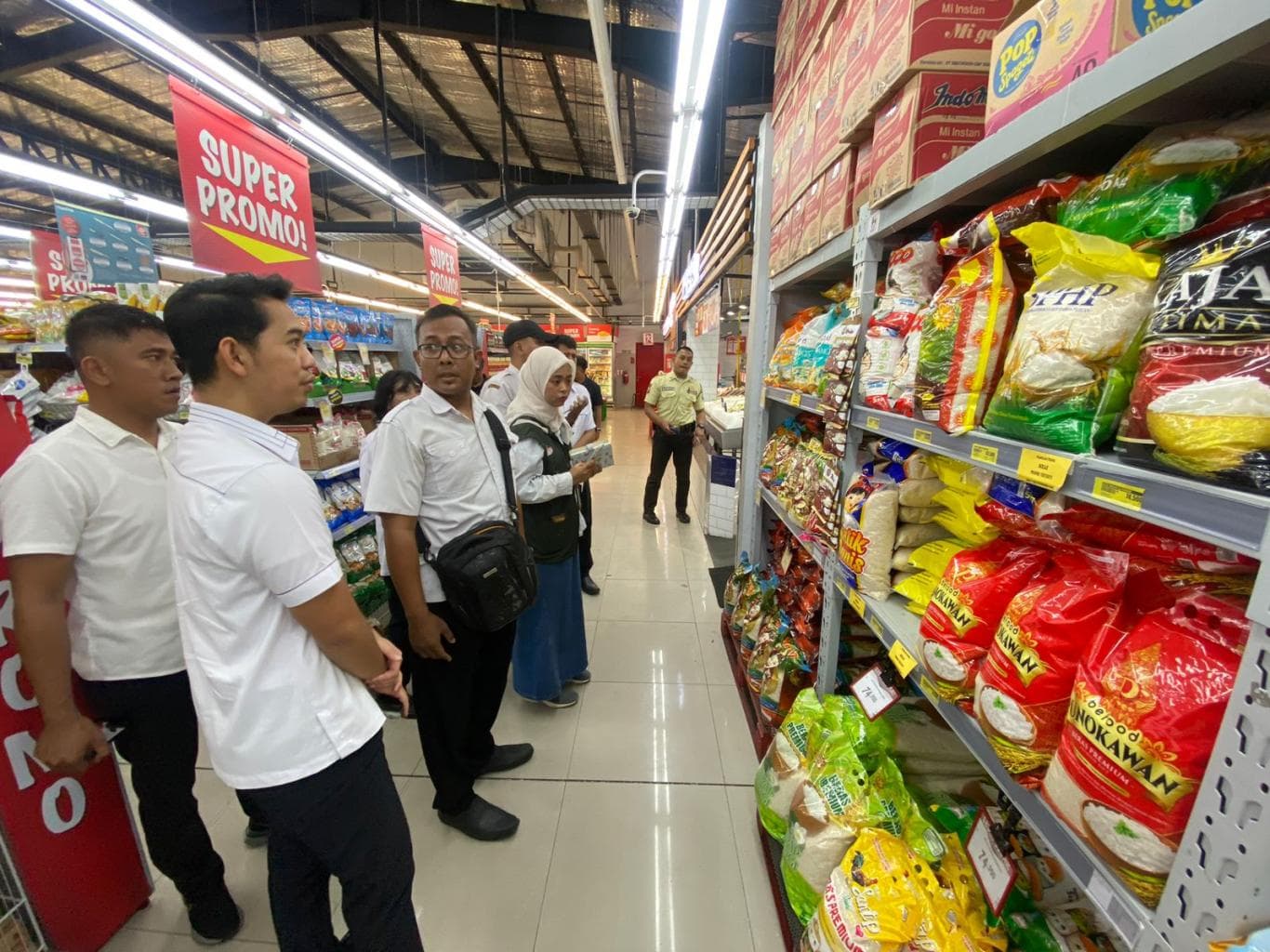 Polres Gresik Keliling Pasar hingga Toko Modern untuk Pantau Harga Bahan Pokok