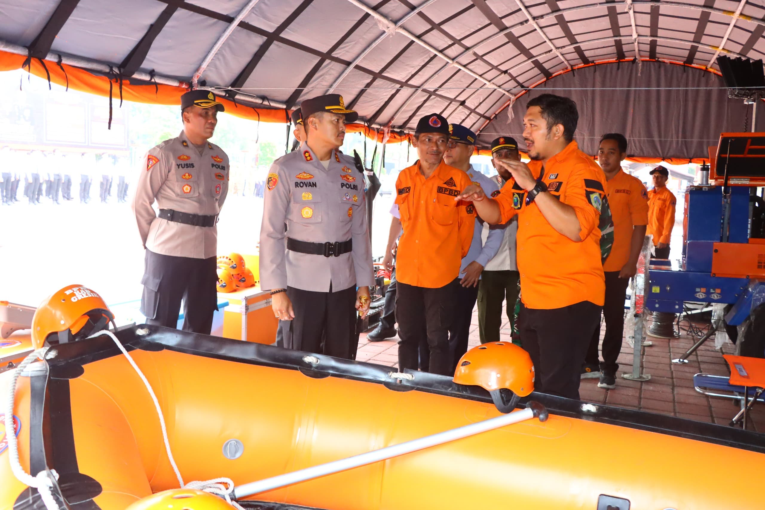 SIAGA: Kapolres AKBP Rovan Richard Mahenu bersama tim BPBD Gresik meninjau kondisi peralatan tanggap bencana di sela-sela apel di Mapolres Gresik kemarin (5/11).