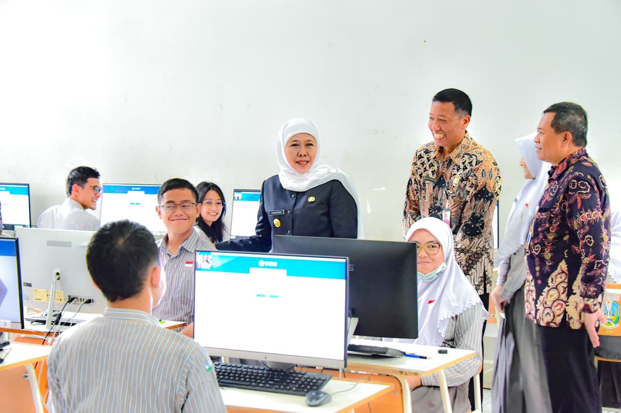 BERI ATENSI: Gubernur Khofifah Indar Parawansa saat memantau pelaksanaan TKA di SMAN 5 Surabaya kemarin (5/11).