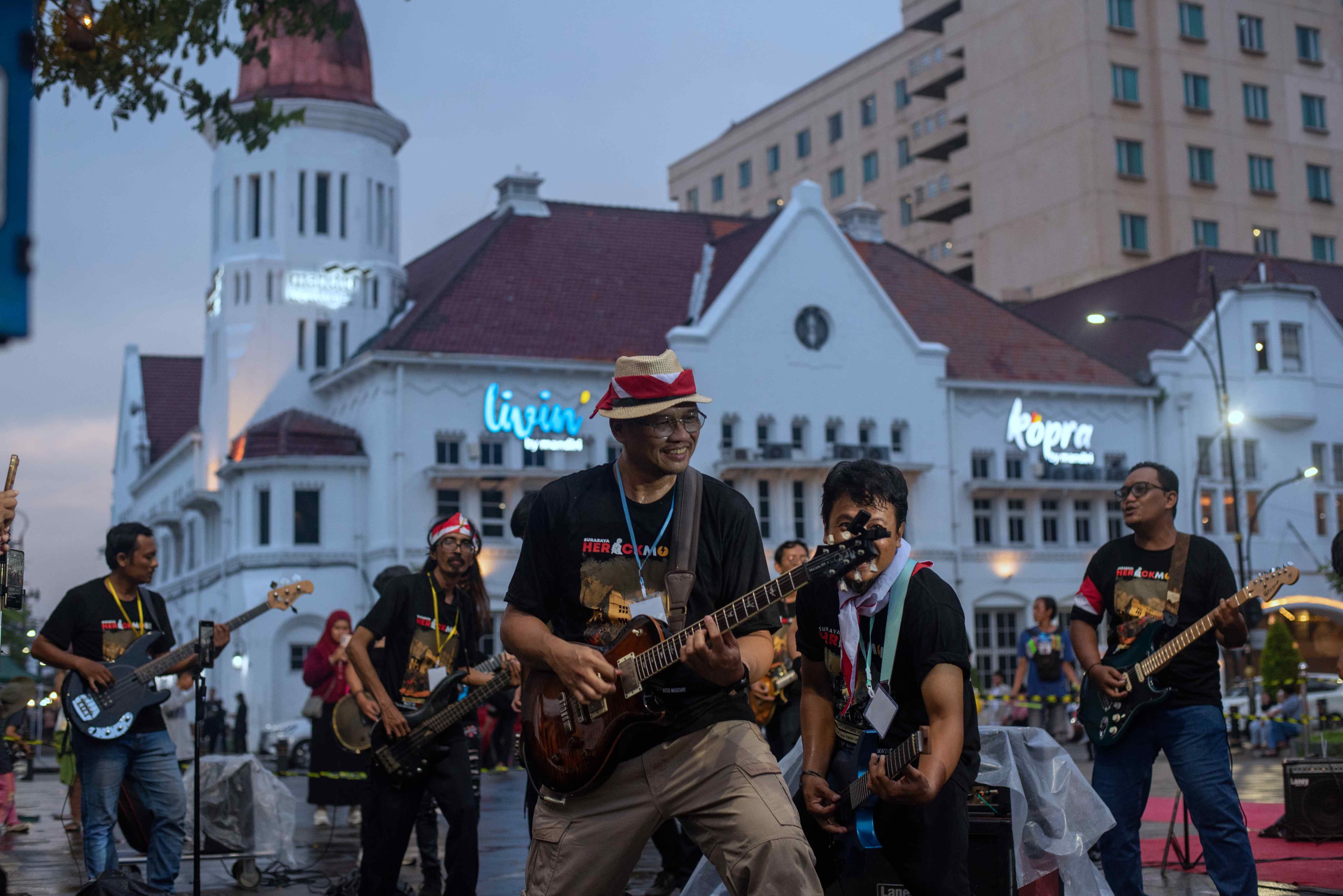 Peserta Herockmob 2025 di Plaza Internatio Kota Lama pada Sabtu (8/11) libatkan musisi multiinstrumentalis mulai dari gitaris, bassis, drummer, hingga vokalis.