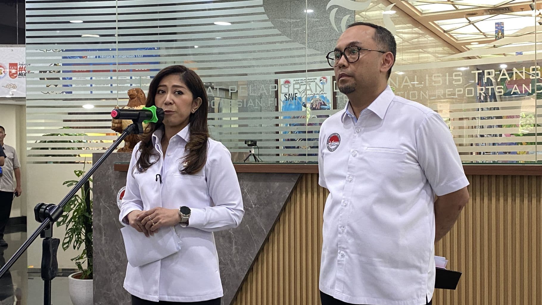 BERI KETERANGAN: Menkomdigi Meutya Hafid (kiri) dan Kepala PPATK Ivan Yustiavandana.