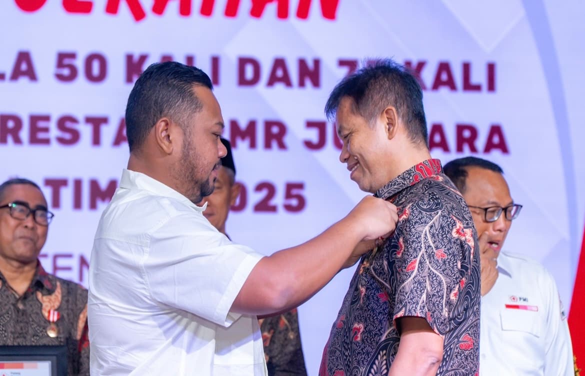 APRESIASI: Bupati Fandi Akhmad Yani (kiri) menyematkan penghargaan kepada salah satu pendonor.