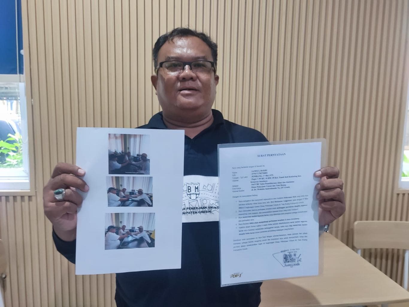 INGIN DAMAI: Samsul saat menunjukkan surat pernyataan damai dengan DRA.