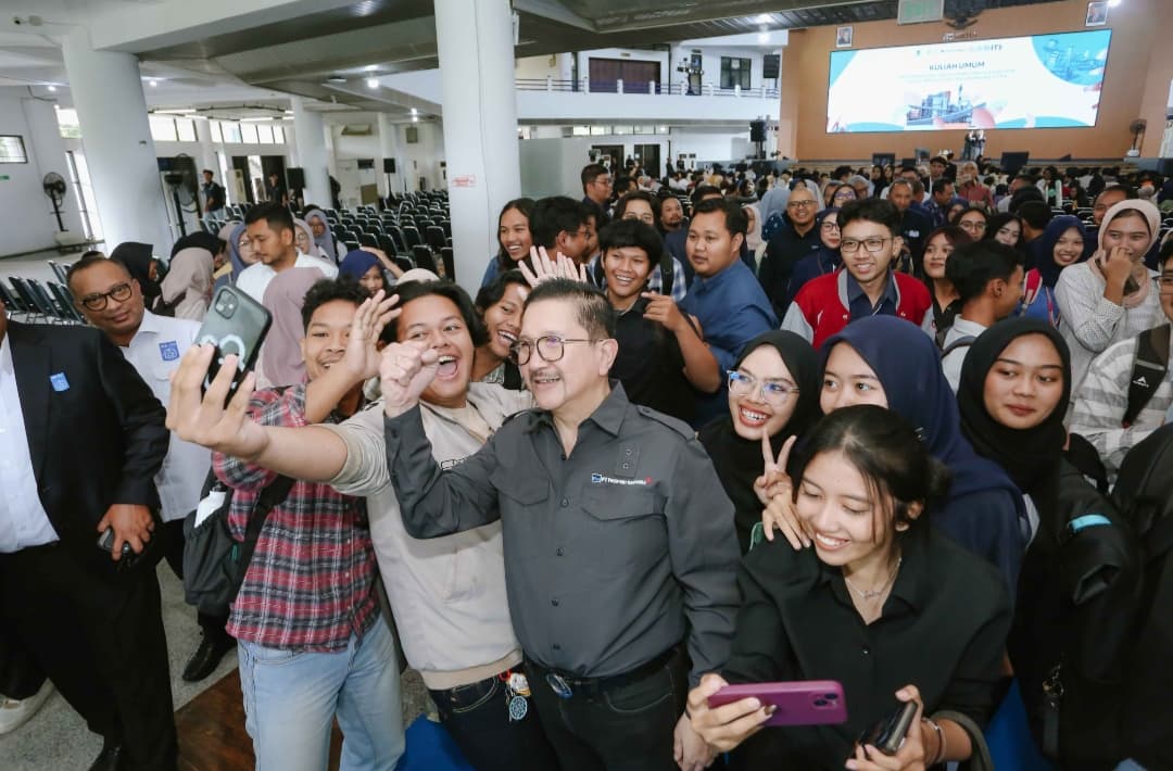 BERBAGI: Presiden Direktur PT Freeport Indonesia Tony Wenas bersama para mahasiswa dalam kuliah umum di kampus Institut Teknologi Sepuluh Nopember (ITS) pada Jumat (14/11).