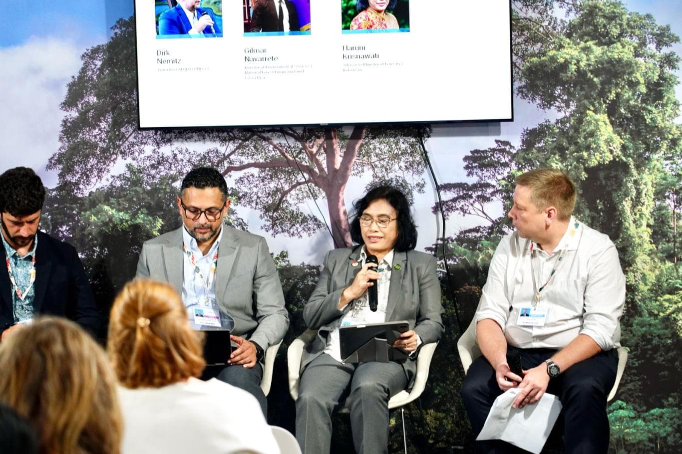 SAMPAIKAN PROGRAM: Staf Ahli Menteri Kehutanan Bidang Perubahan Iklim Haruni Krisnawati (dua dari kanan) dalam Forest Pavilion COP30 di Balem, Brasil (14/11) waktu setempat.