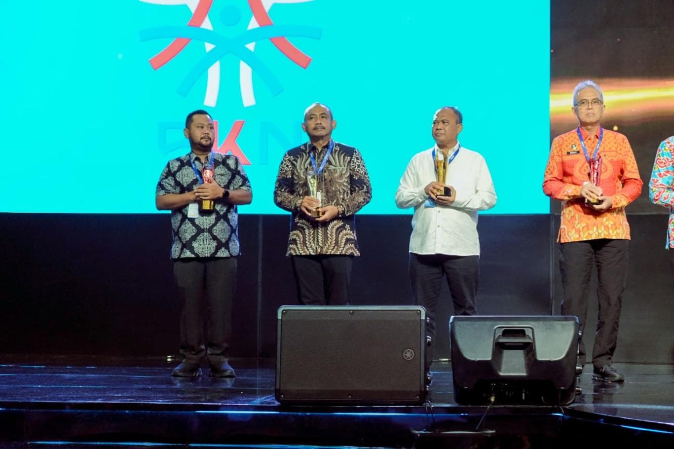 PEMKAB GRESIK UNTUK JAWA POS
MODERN AKUNTABEL: Bupati Fandi Akhmad Yani (kiri) saat menerima penghargaan BKN Award 2025 di sela-sela Rakornas Kepegawaian 2025 di Jakarta pada Rabu (19/11) lalu.