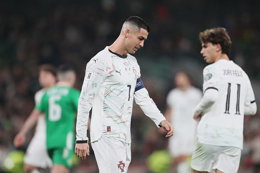MENYESAL: Cristiano Ronaldo meninggalkan lapangan setelah diganjar kartu merah