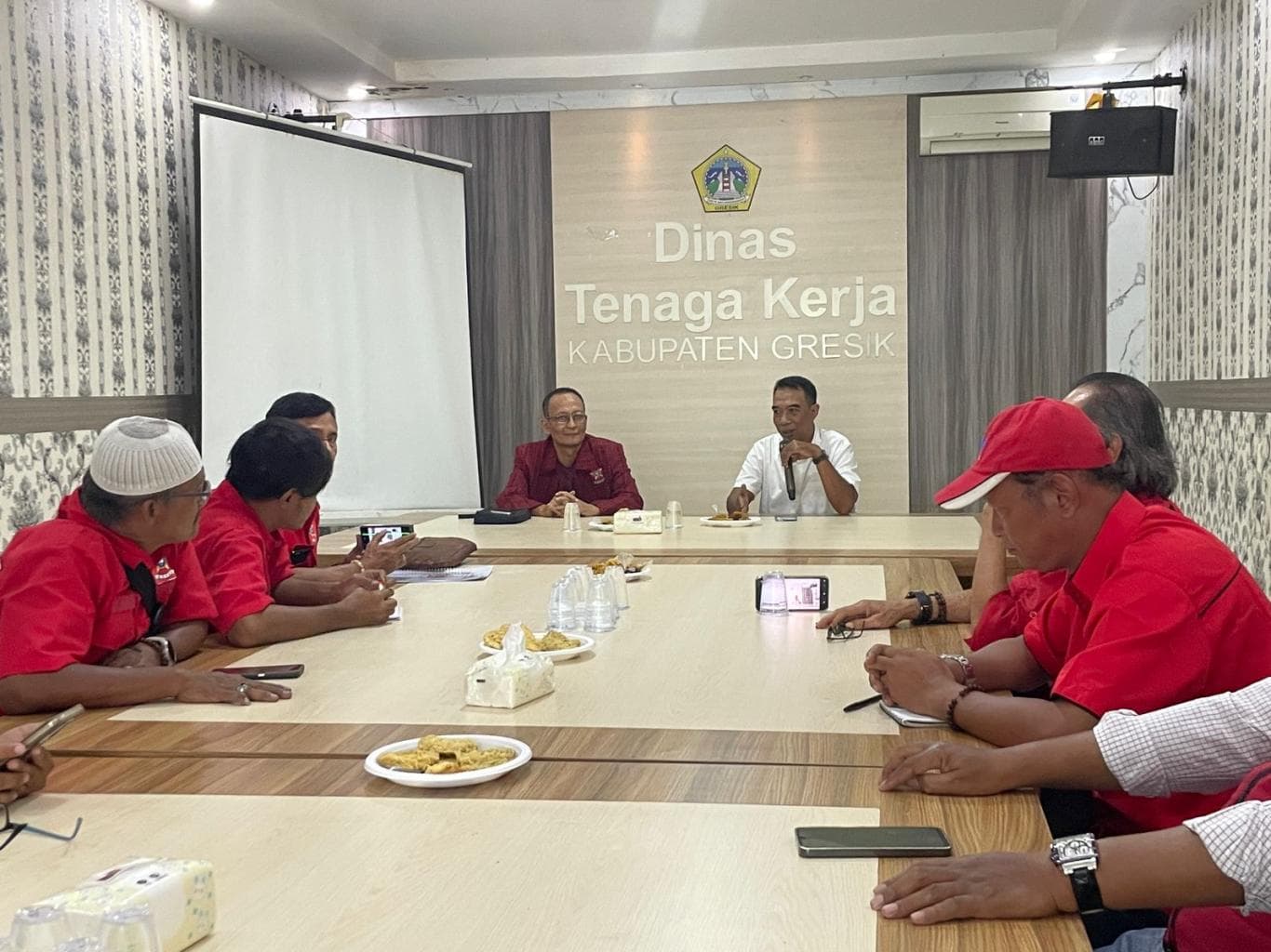 BERI SOLUSI: Bersama jajarannya, Ketua Depicab Soksi Gresik Ahmad Nurhamim (depan kiri) bersama perwakilan Disnaker dalam audiensi yang berlangsung di Kantor Disnaker Gresik pada Rabu (19/11).