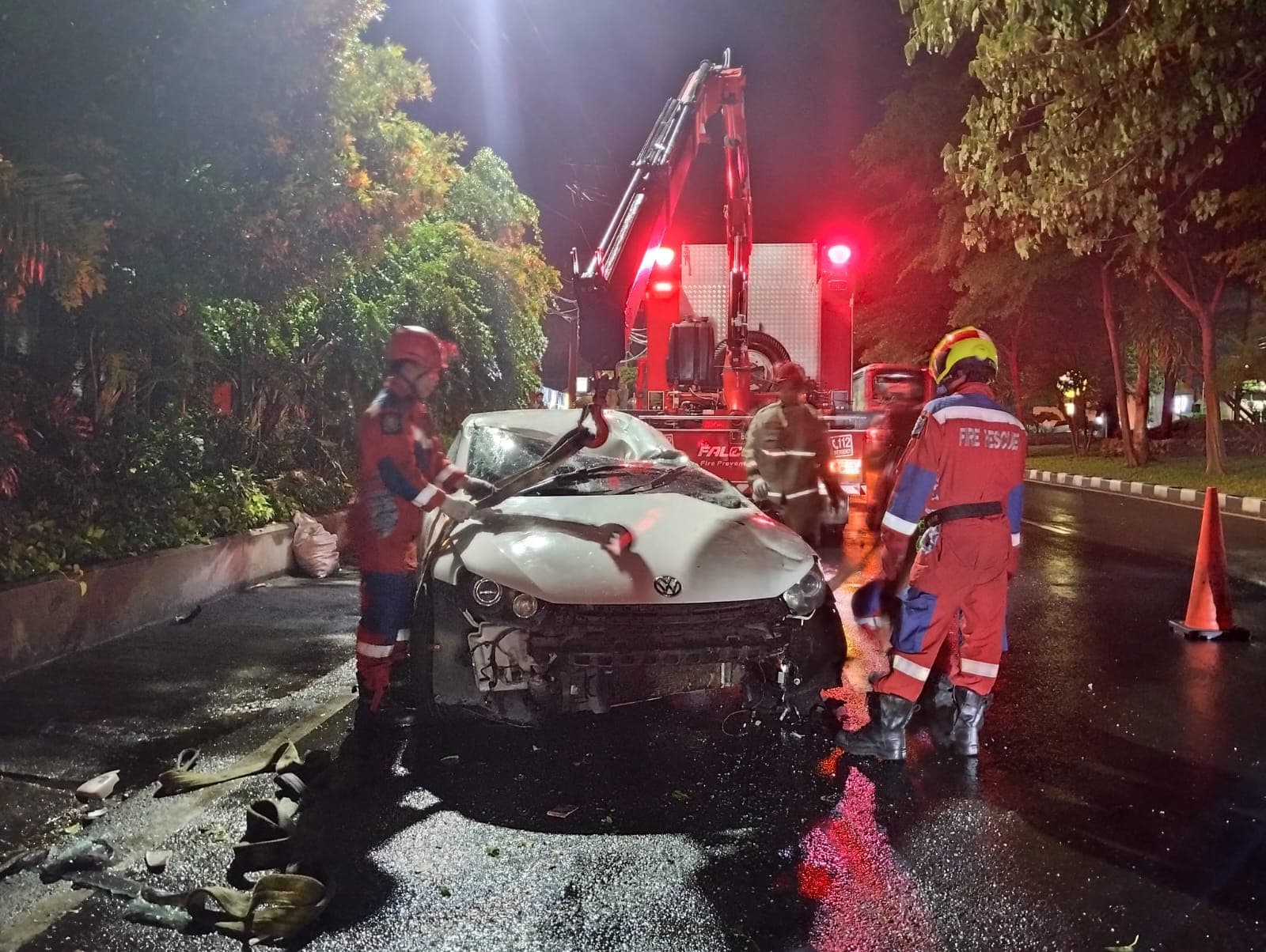 Diduga Hilang Kendali, VW Scirocco GTS Tabrak Trotoar Lalu Terguling Tiga Kali