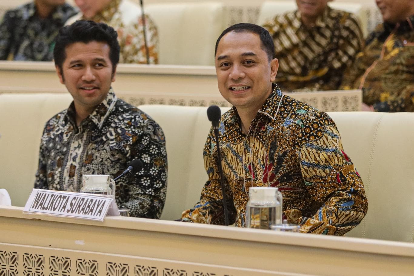 BELA WARGA: Wali Kota Surabaya Eri Cahyadi (kanan) dan Wagub Jatim Emil Dardak di ruang rapat komisi II DPR, Selasa (18/11)