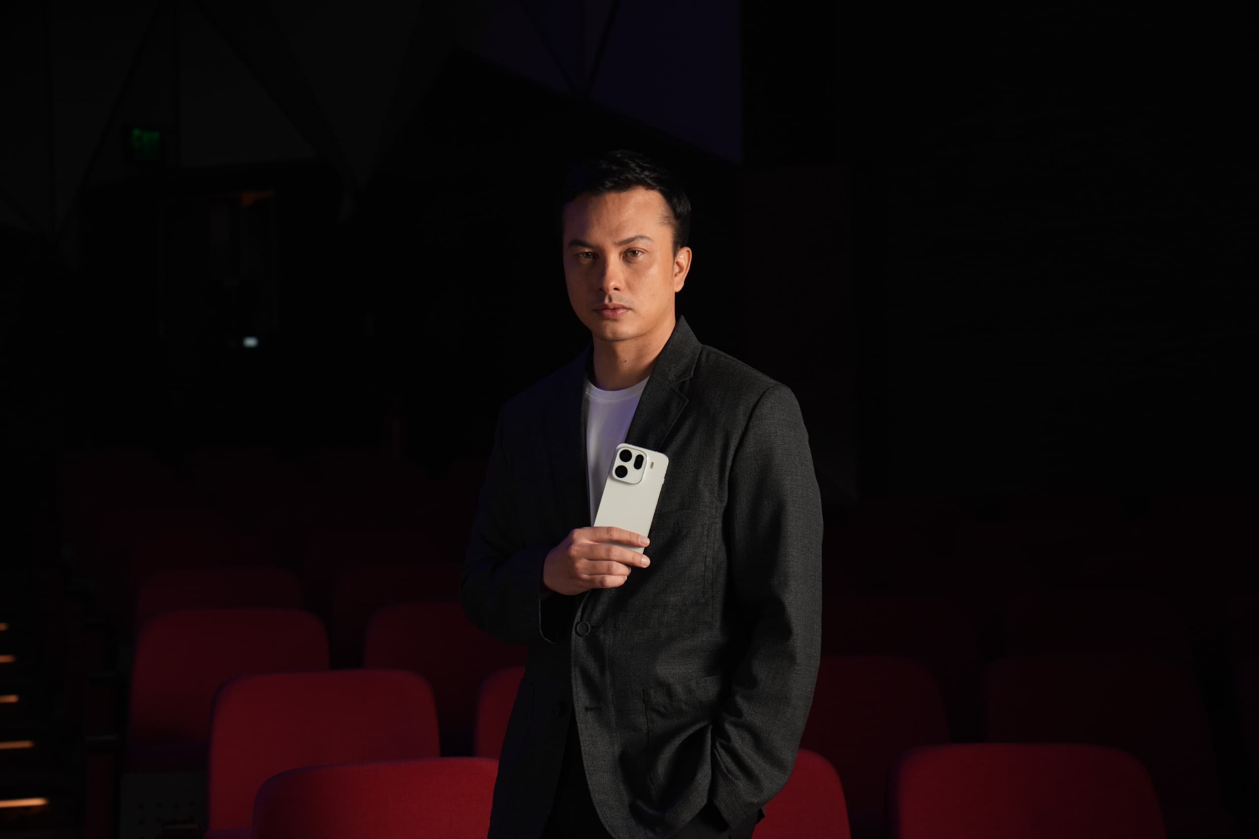 OPPO Find X9 Pro dalam genggaman Nicholas Saputra