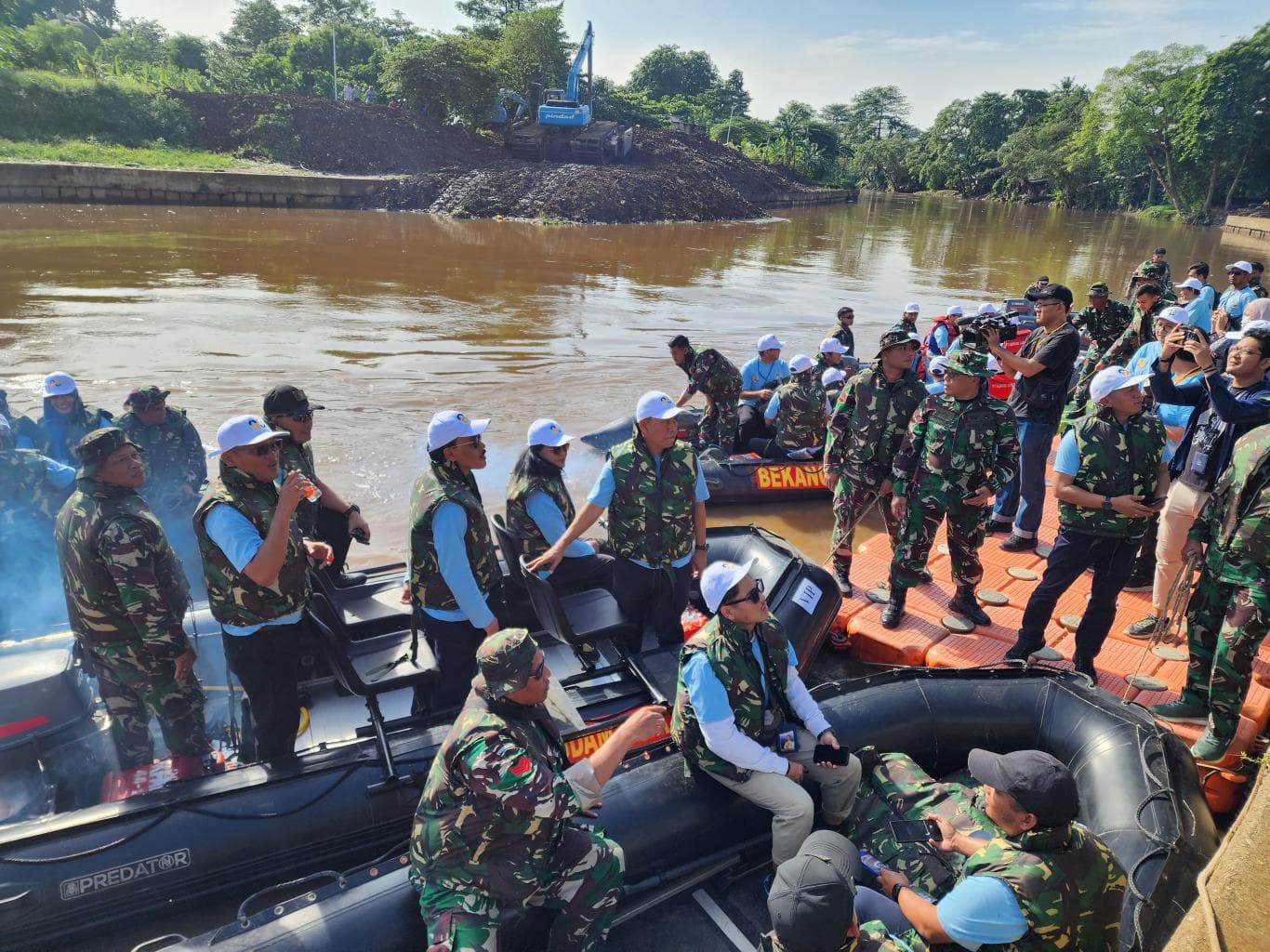 LESTARI: Sejumlah pejabat Kementerian PU melakukan susur kali Ciliwung untuk mendeteksi dini bencana (21/11).