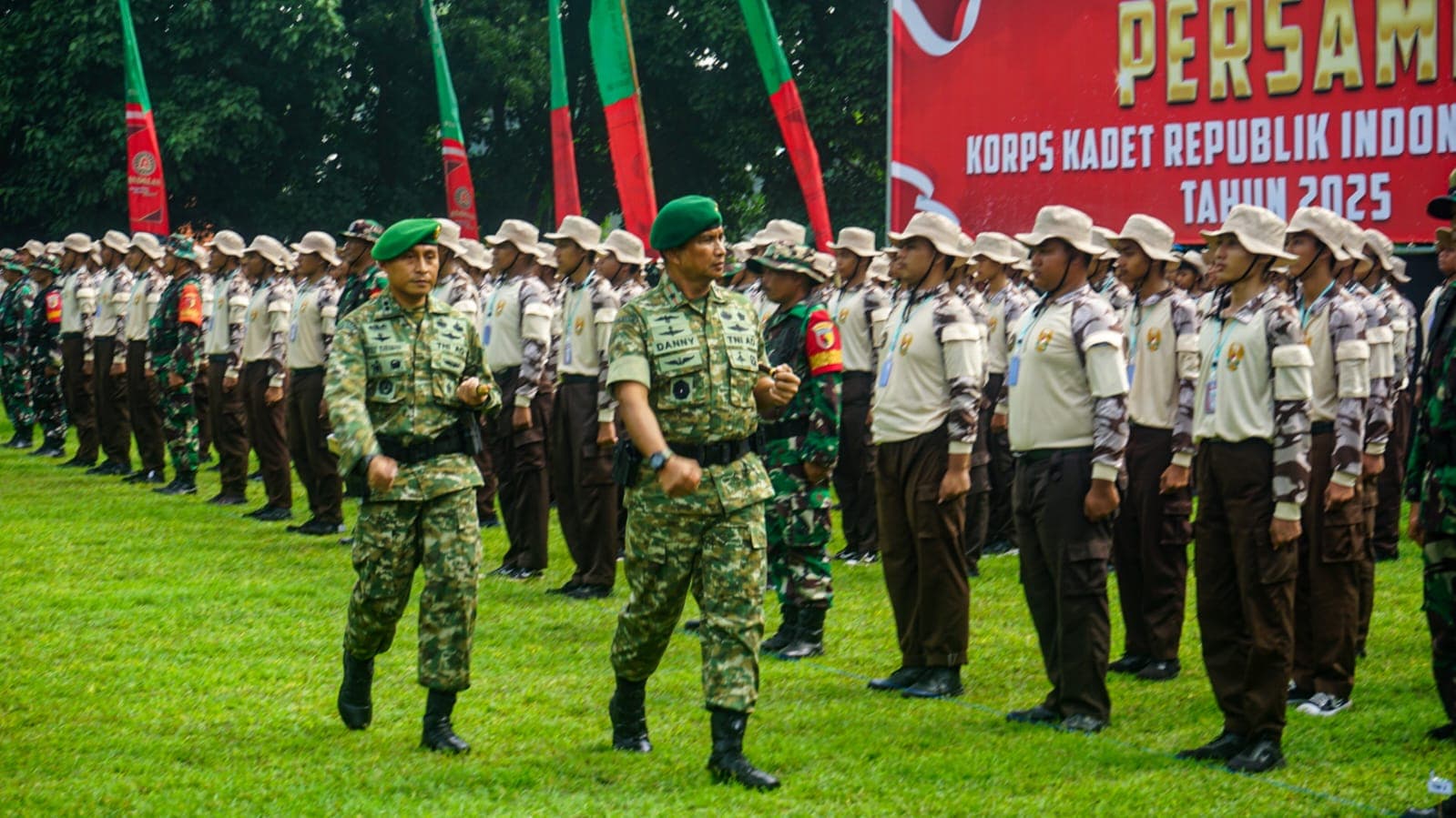 DIGEMBLENG: Danrem 084/Bhaskara Jaya Brigjen TNI Danny Alkadrie bersama jajaran Kodim 0817/Gresik meninjau kesiapan anggota KKRI dalam Persami yang digelar di Lapangan Tri Dharma PT Petrokimia Gresik pada akhir pekan lalu.