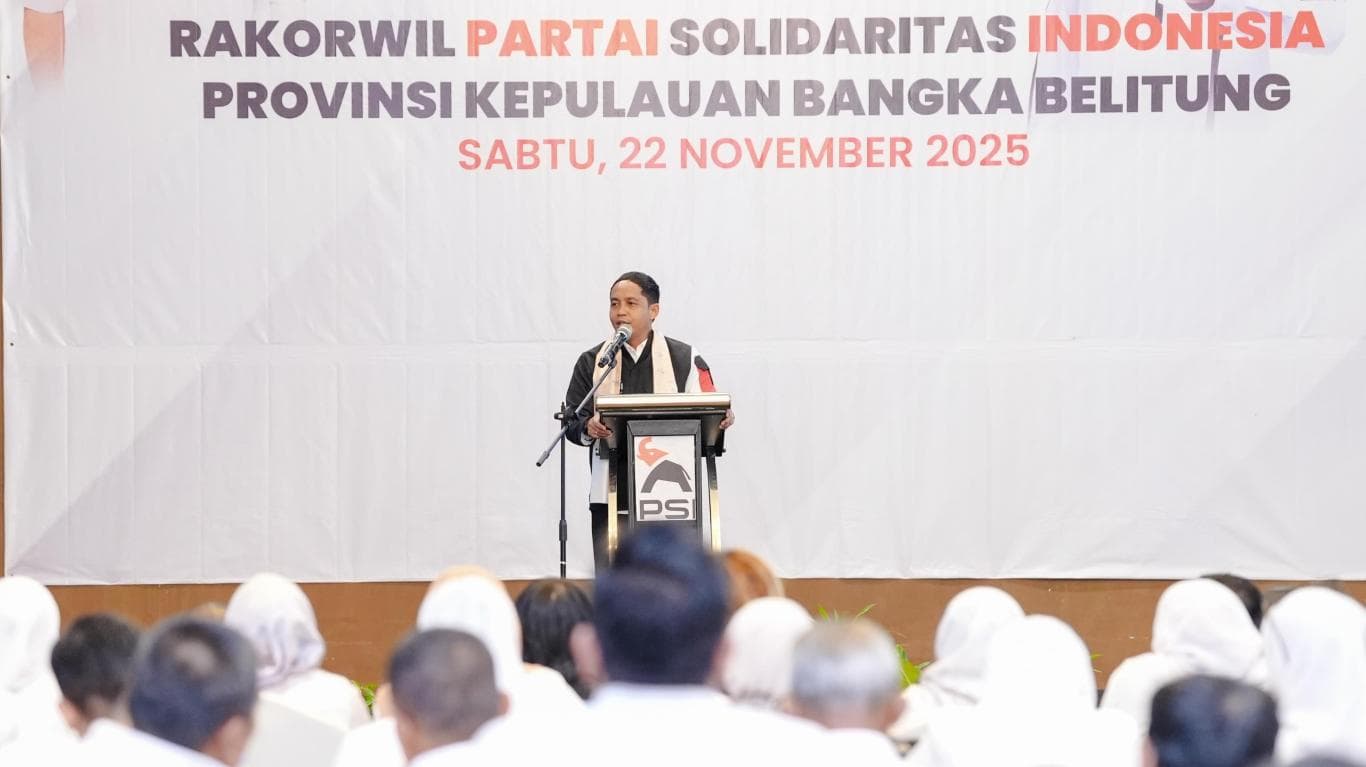 Sekjen PSI Raja Juli Antoni menyampaikan arahan kepada kader se-Provinsi Bangka Belitung (22/11) malam.