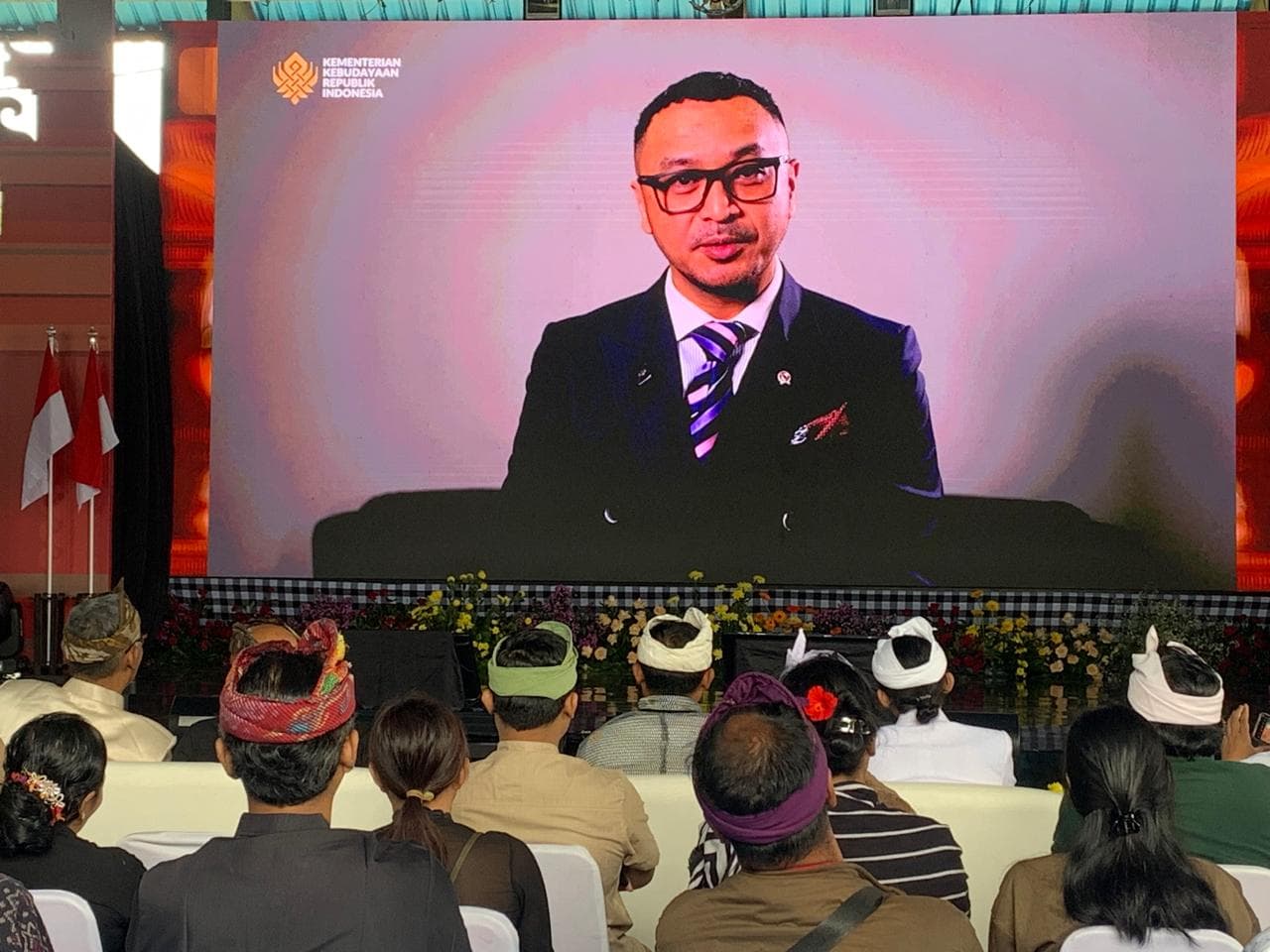VIRTUAL: Wakil Menteri Kebudayaan Giring Ganesha memberikan sambutan di Jambore Pemuda Adat Kawasan Gunung Batur 2025 di Wantilan Tunon Batur, Kintamani, Kabupaten Bangli (21/11).