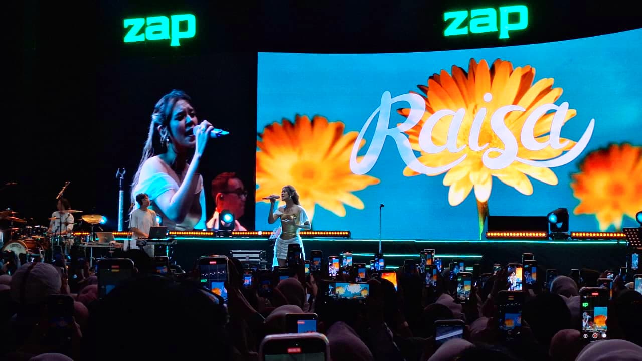 Raisa intens mengajak penonton mengobrol ketika menjadi bintang tamu di ZAP Fest 2025 di Grand City Surabaya pada Sabtu (15/11) malam.