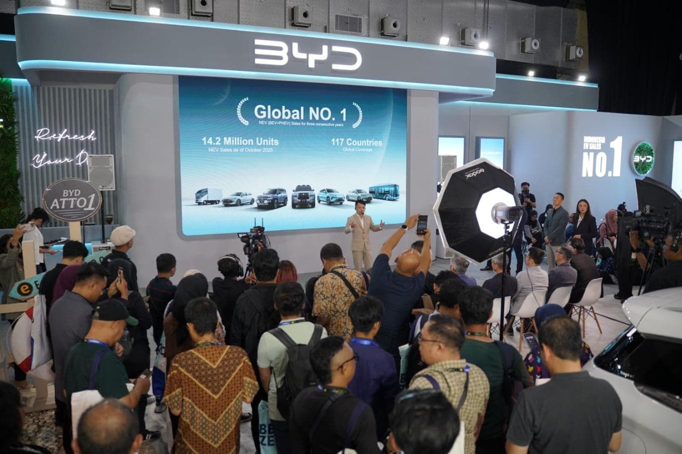 RAMAI: BYD ikut berpartisipasi dalam gelaran GIIAS Makassar 2025.