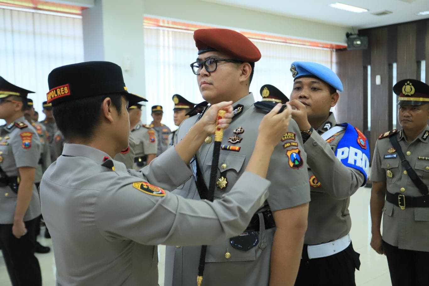 PENYEGARAN: Prosesi sertijab 11 pejabat utama Polres Gresik dipimpin langsung oleh Kapolres AKBP Rovan Richard Mahenu.