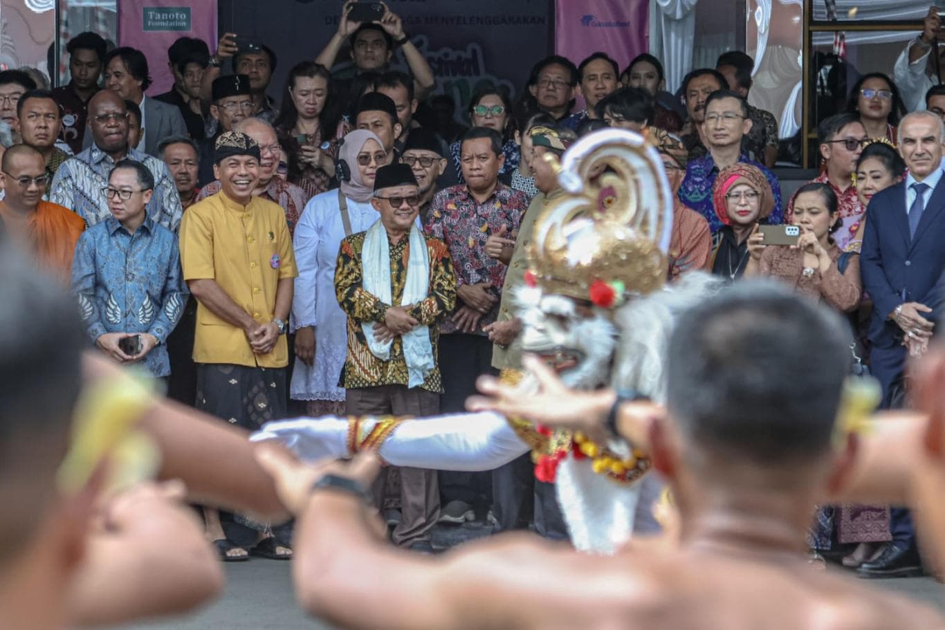 RAYAKAN KEBERAGAMAN: Mendikdasmen Abdul Mu'ti (tengah) ingin kerukunan NKRI terus diperkuat