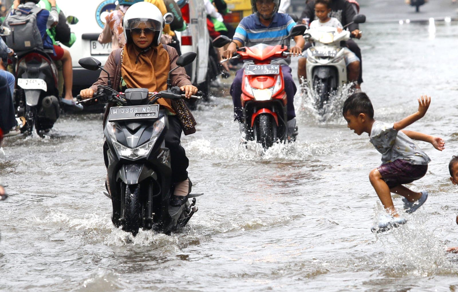 LANGGANAN: Jalan Kutuk Barat, Sidokare, Sidoarjo, masih tergenang banjir hingga Selasa (11/11) siang.
