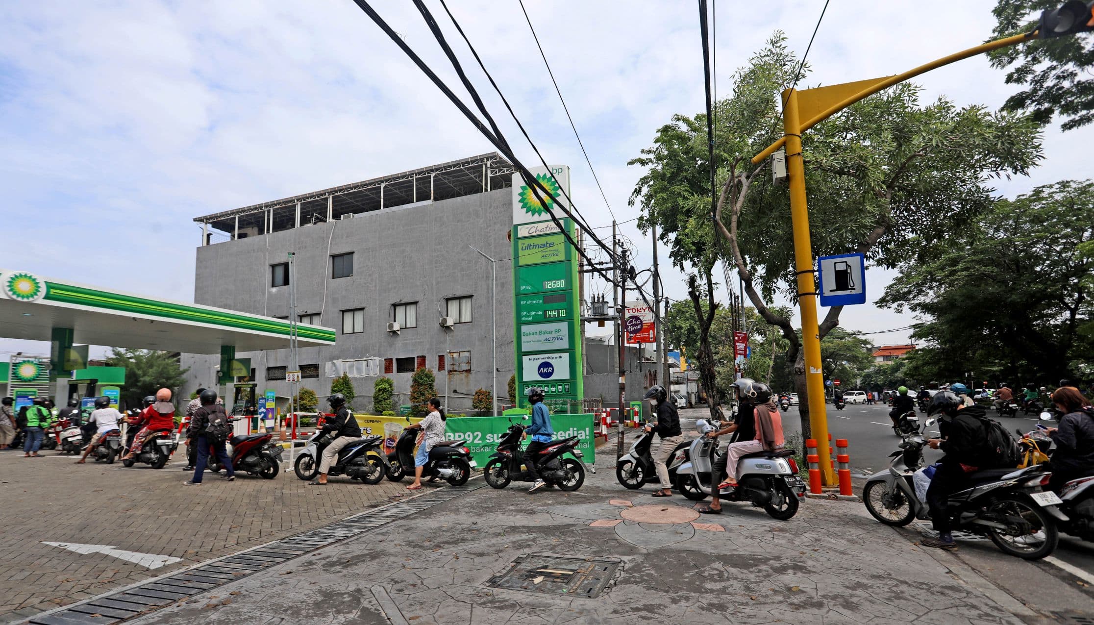 DEMI KUALITAS: Kendaraan mengisi BBM di SPBU BP Jalan Margorejo, Surabaya, kemarin (11/11). Banyak pengendara motor maupun mobil yang rela mengantre di SPBU swasta karena kualitasnya dinilai lebih bagus.