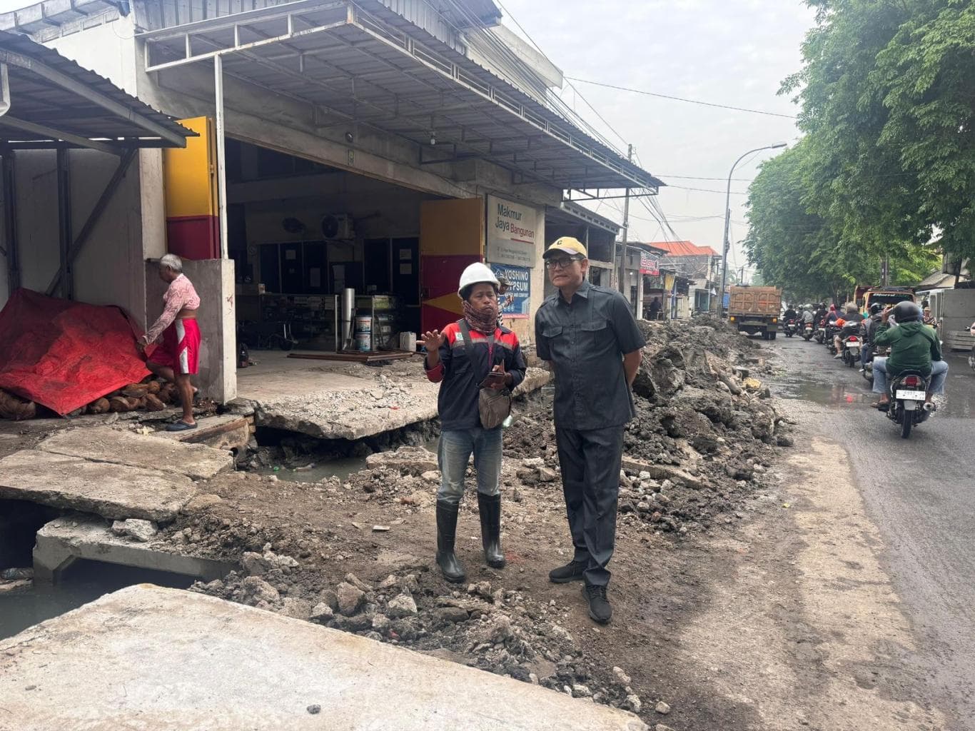 PENGAWASAN: Wakil Ketua Komisi III DPRD Gresik Abdullah Hamdi memantau langsung jalannya proyek pelebaran Bringkang—Menganti—Lakarsantri kemarin (19/11).