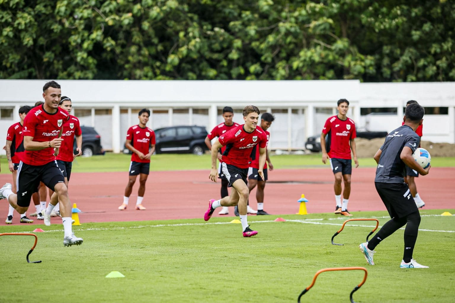 PEMAIN ANDALAN: Ivar Jenner (kiri) dan Mauro Zijlstra (tengah) bergabung latihan dengan tim SEA Games 2025 di Stadion Madya, Senayan, Jakarta, kemarin (11/11).