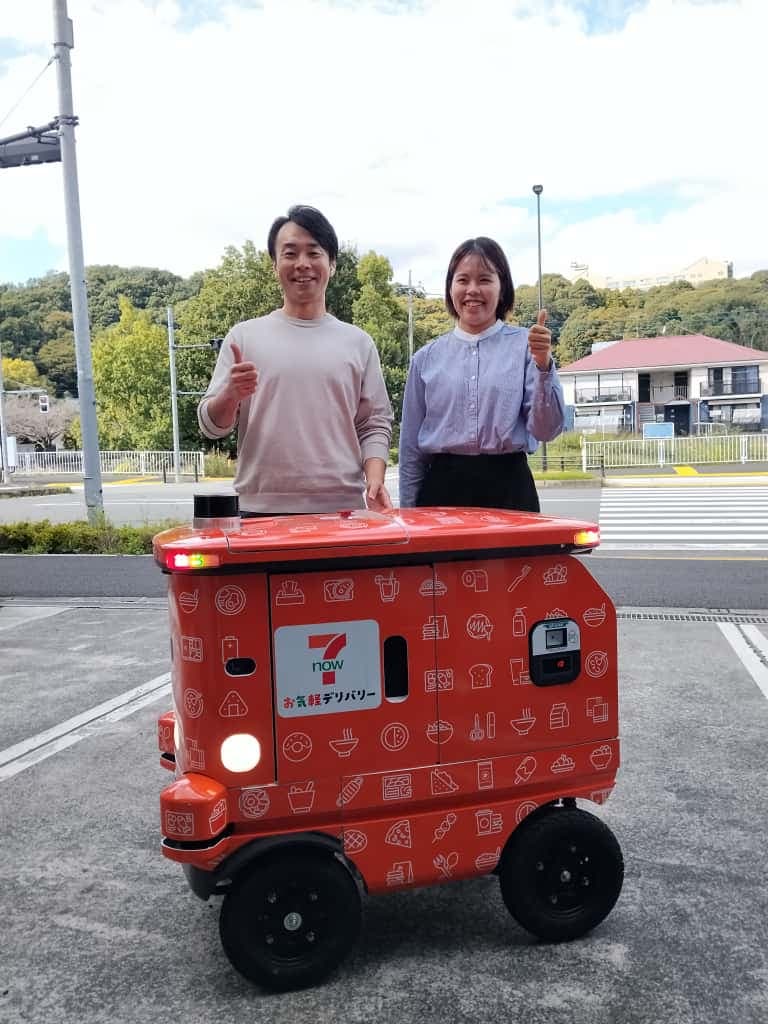 OTONOM: CEO Lomby Inc
Tomoharu Uchiyama (kiri) bersama
Mizuki Okumura, perwakilan
Suzuki Motor Corporation,
memperlihatkan cara kerja robot
kurir LM-A akhir Oktober lal