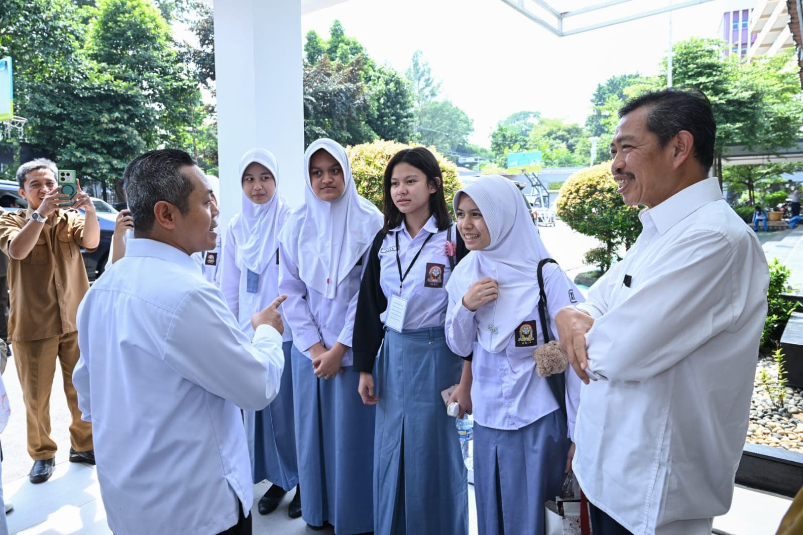 AKRAB - Wakil Menteri Pendidikan Dasar dan Menengah Fajar Riza Ul Haq meninjau langsung pelaksanaan TKA di SMA Negeri 1 Kota Bogor dan SMK IT Bumi Putra Cibinong, Jawa Barat