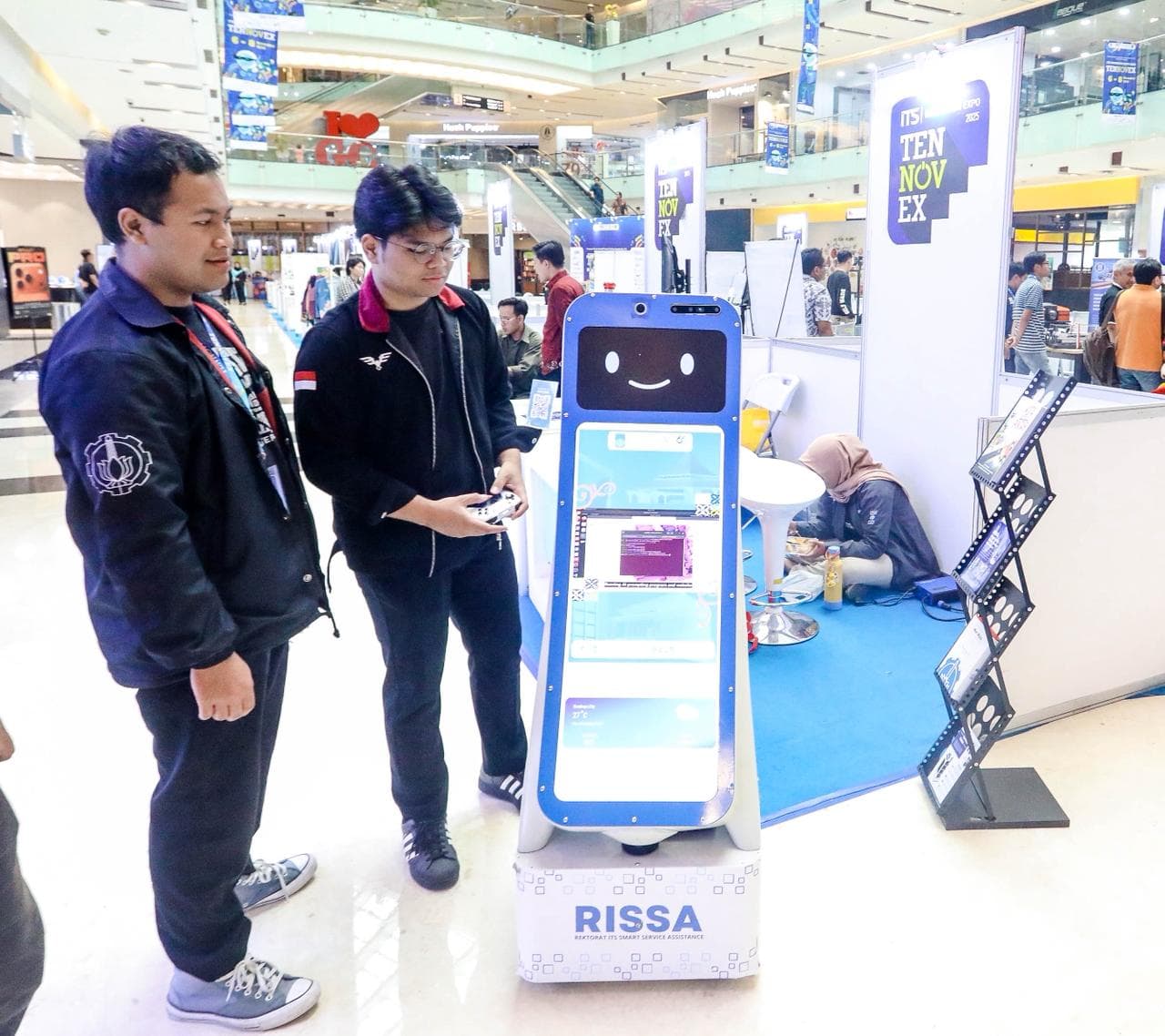 TERBUKA UNTUK UMUM; Sivitas akademika ITS menunjukkan salah satu karya inovasi di Tennovex 2025.