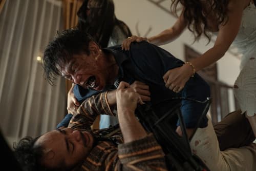 TRENDING: Salah satu scene film Abadi Nan Jaya. Tagar TheElixirMovie sempat trending di Twitter dan TikTok global.