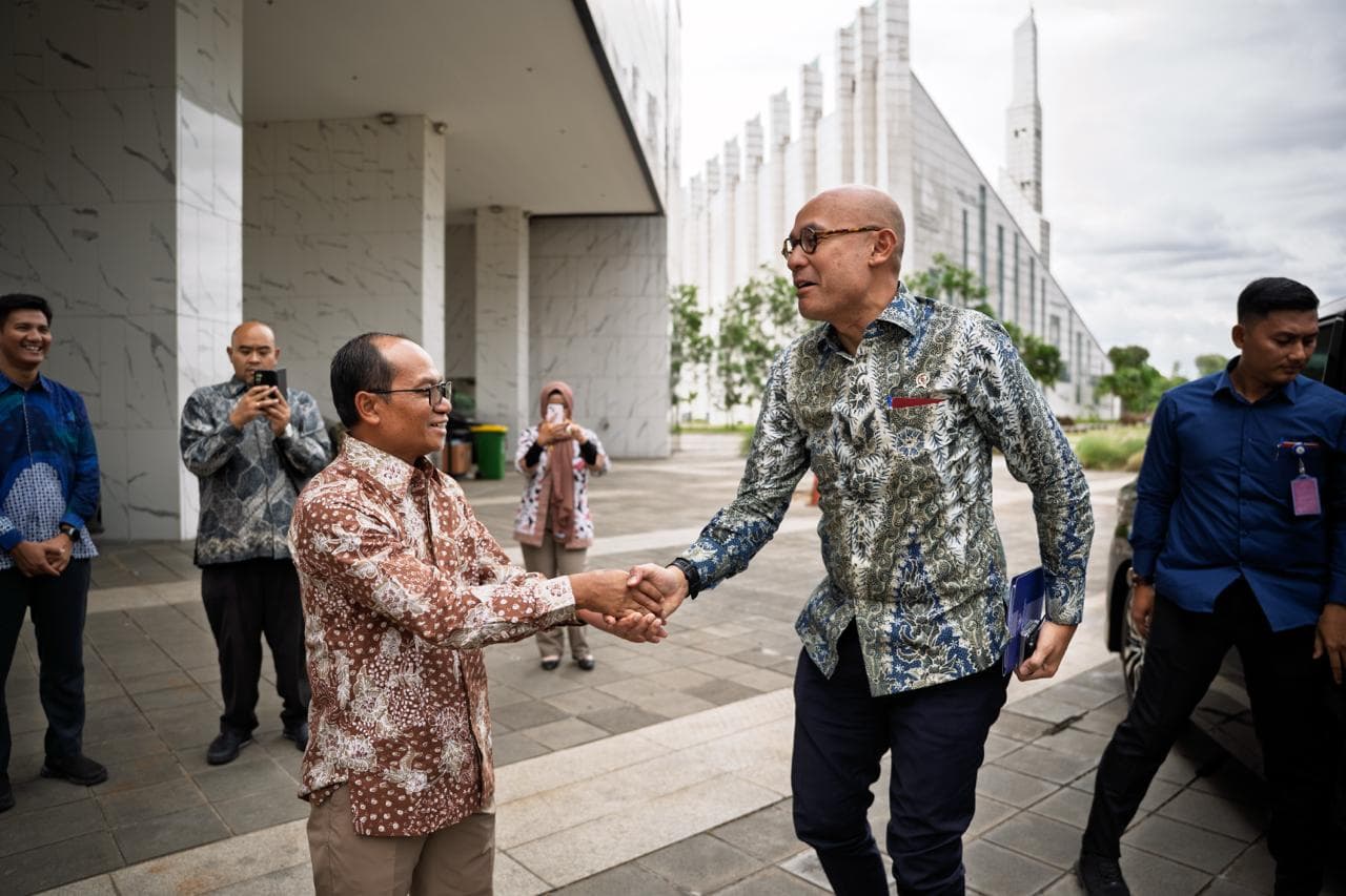 Wamenlu Arrmanatha C. Nasir (kanan) bersama rektor UIII Prof. Jamhari Makruf di Depok (12/11).