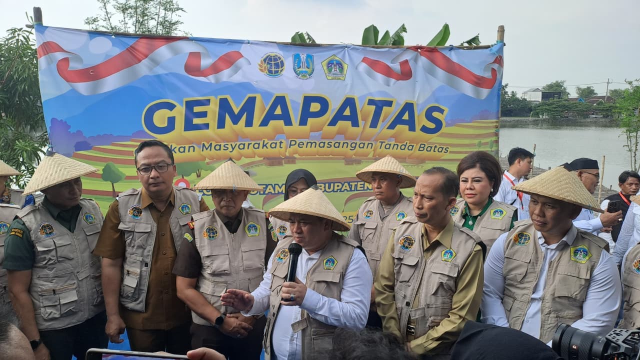 PERCEPATAN: Kepala Kantor Wilayah ATR/BPN Jatim Asep Heri bersama Wabup Gresik Asluchul Alif (dua dari kiri) serta jajarannya dalam launching Gemapatas 2025 di Kantor Desa Mojotengah, Menganti, Gresik, kemarin (10/11).