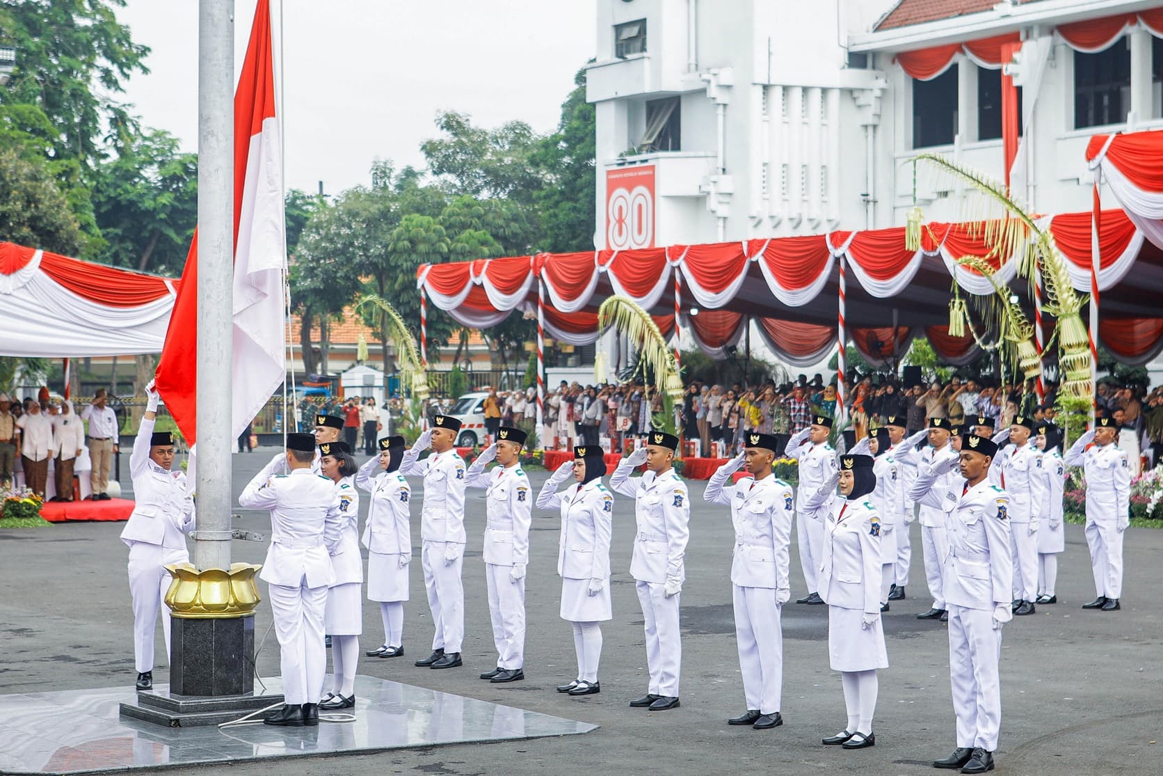 PENUH SEMANGAT: Paskibraka Surabaya megibarkan benera Merah Putih dalam upacara peringatan hari kemerdekaan, Senin (11/10).